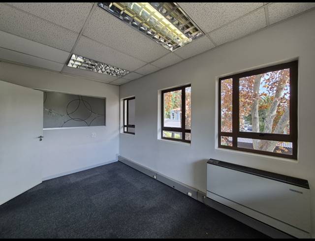 138M² OFFICE TO LET IN HYDE PARK